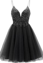 Vestido corto de fiesta de bienvenida con tirantes, apliques y corte en A