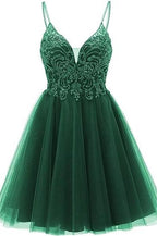 Vestido corto de fiesta de bienvenida con tirantes, apliques y corte en A