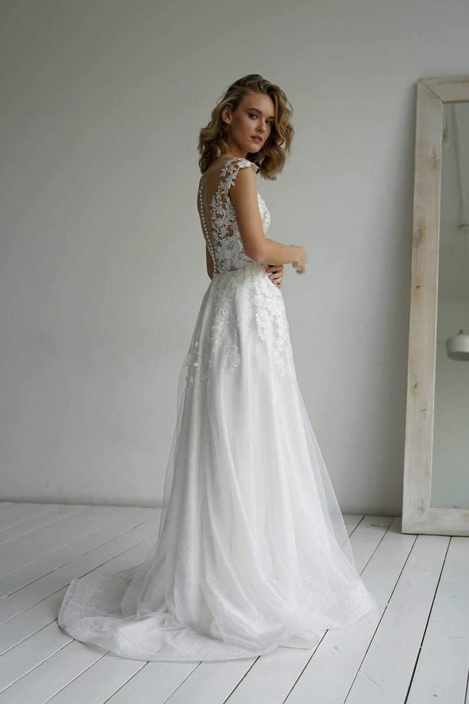 Vestido de novia corte A, elegante, con escote corazón, confeccionado en tela brillante y apliques WD570