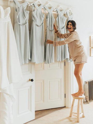 Vestidos de dama de honor de corte A, escote halter, plisados, de gasa, sin mangas, hasta la rodilla BD085