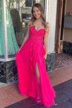 Vestido largo de fiesta corte A, rosa fucsia sin tirantes con apliques florales