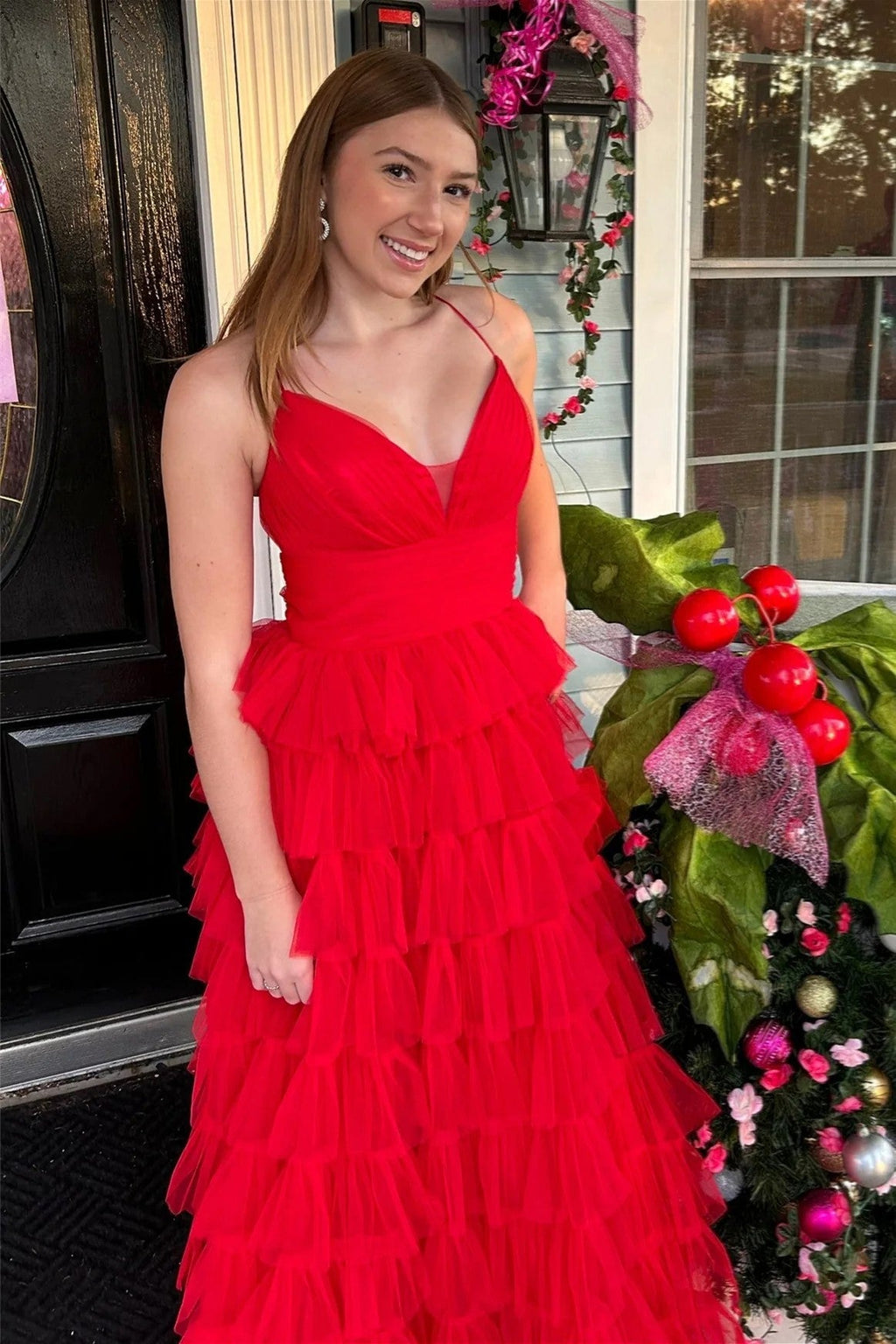 Vestido largo de fiesta rojo de corte A con capas y escote en V pronunciado