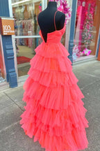 Vestido largo de fiesta rojo de corte A con capas y escote en V pronunciado