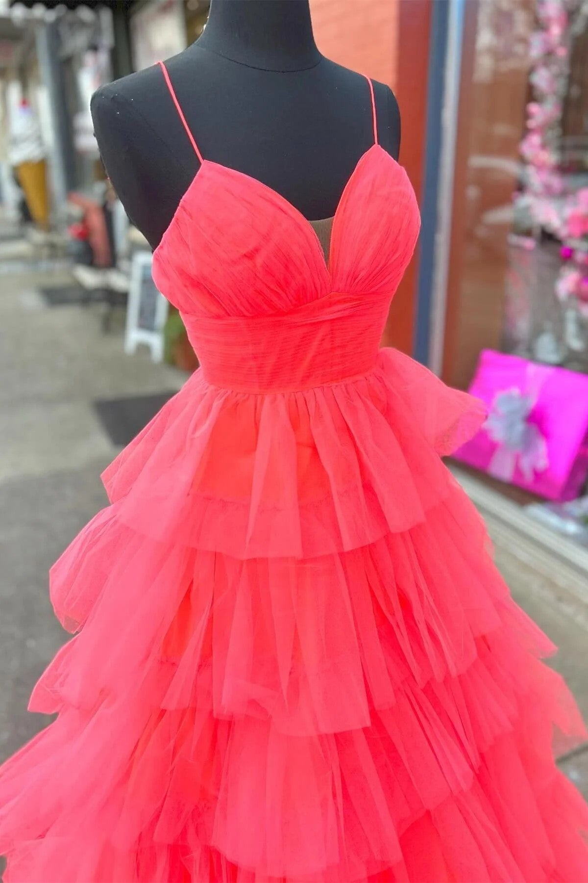 Vestido largo de fiesta rojo de corte A con capas y escote en V pronunciado