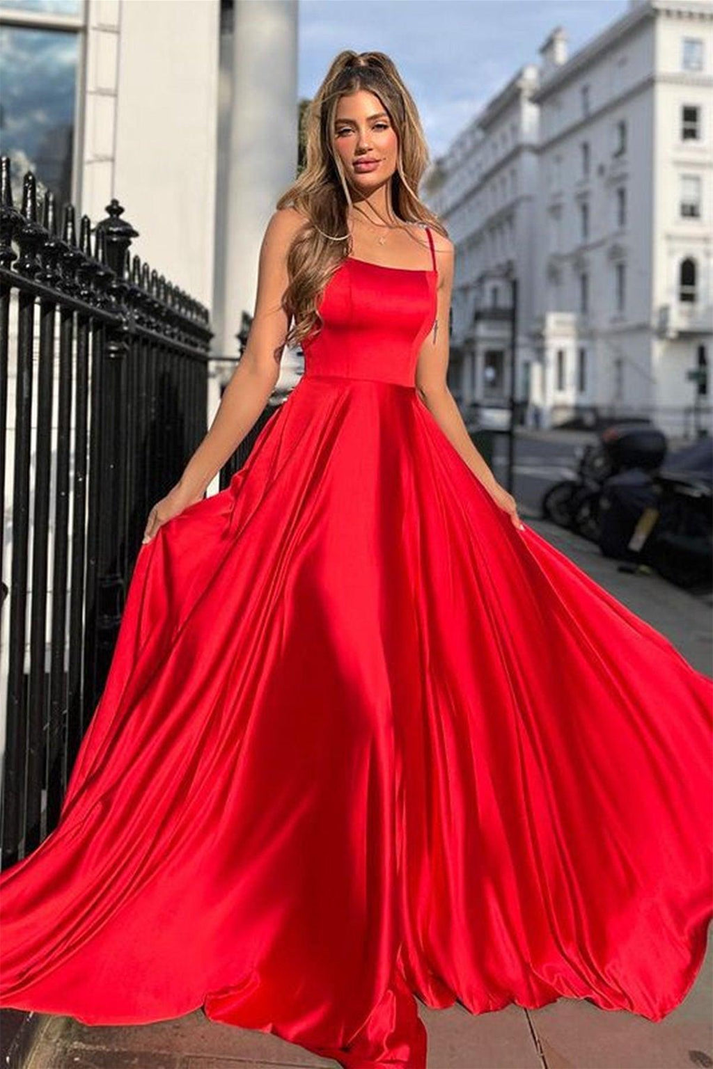 Vestido largo de fiesta de satén corte A con escote redondo y tirantes.