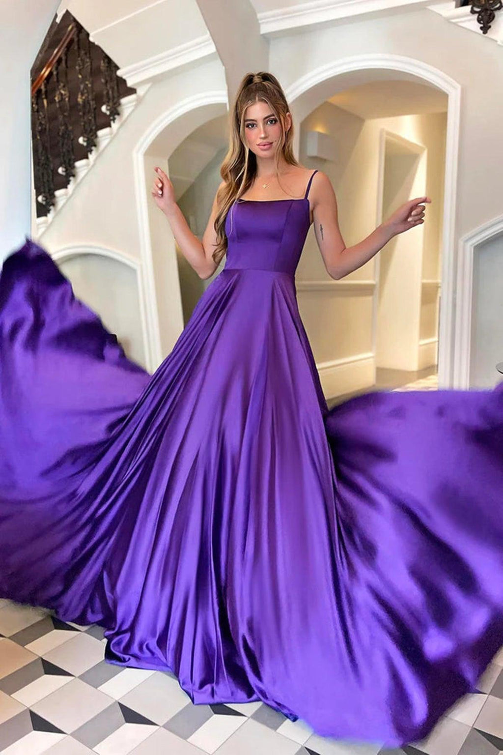 Vestido largo de fiesta de satén corte A con escote redondo y tirantes.