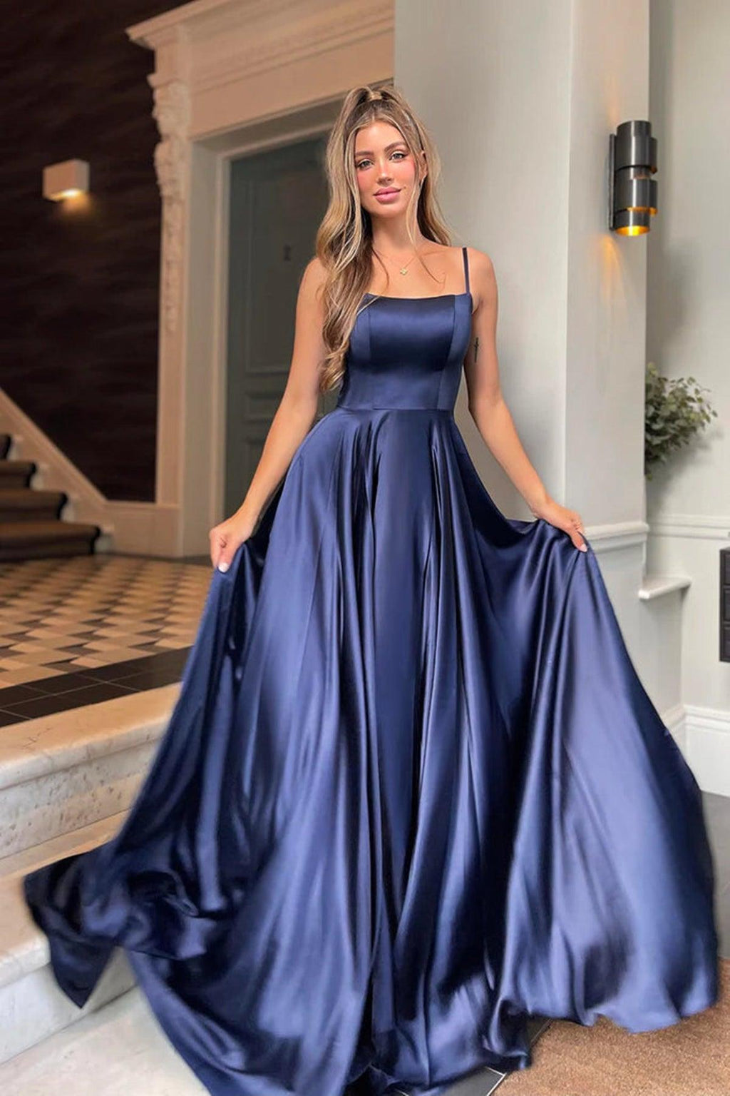Vestido largo de fiesta de satén corte A con escote redondo y tirantes.