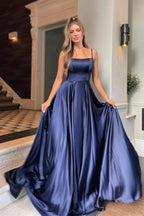 Vestido largo de fiesta de satén corte A con escote redondo y tirantes.