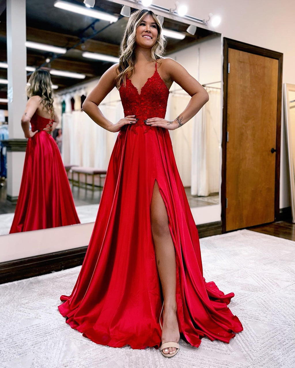 Vestido de fiesta de corte A con tirantes finos, espalda con corsé y abertura.