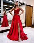 Vestido de fiesta de corte A con tirantes finos, espalda con corsé y abertura.