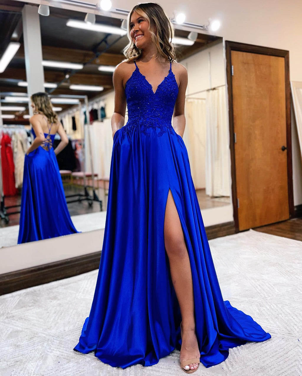 Vestido de fiesta de corte A con tirantes finos, espalda con corsé y abertura.