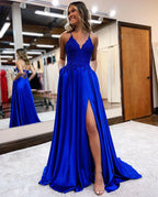 Vestido de fiesta de corte A con tirantes finos, espalda con corsé y abertura.