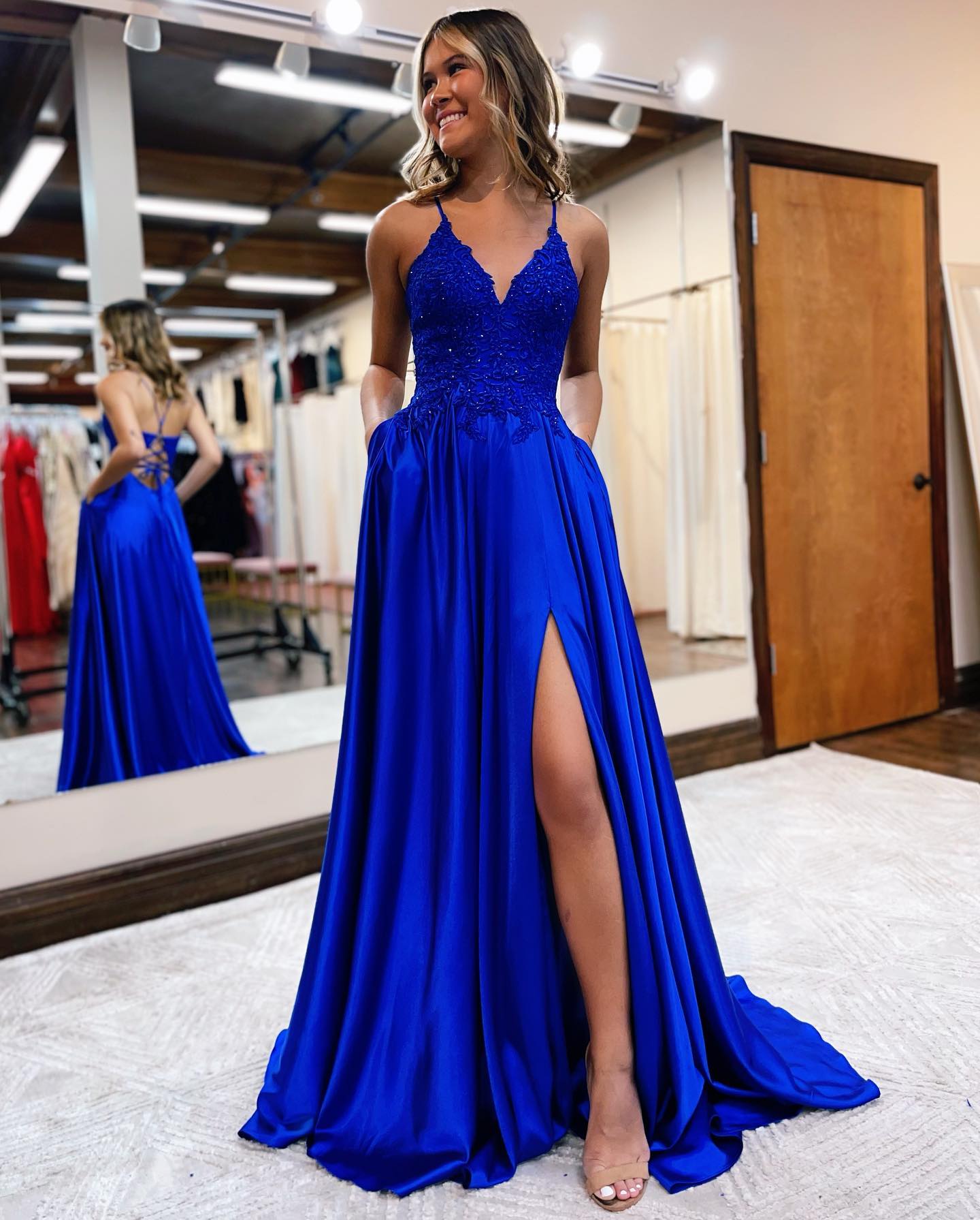 Vestido de fiesta de corte A con tirantes finos, espalda con corsé y abertura.
