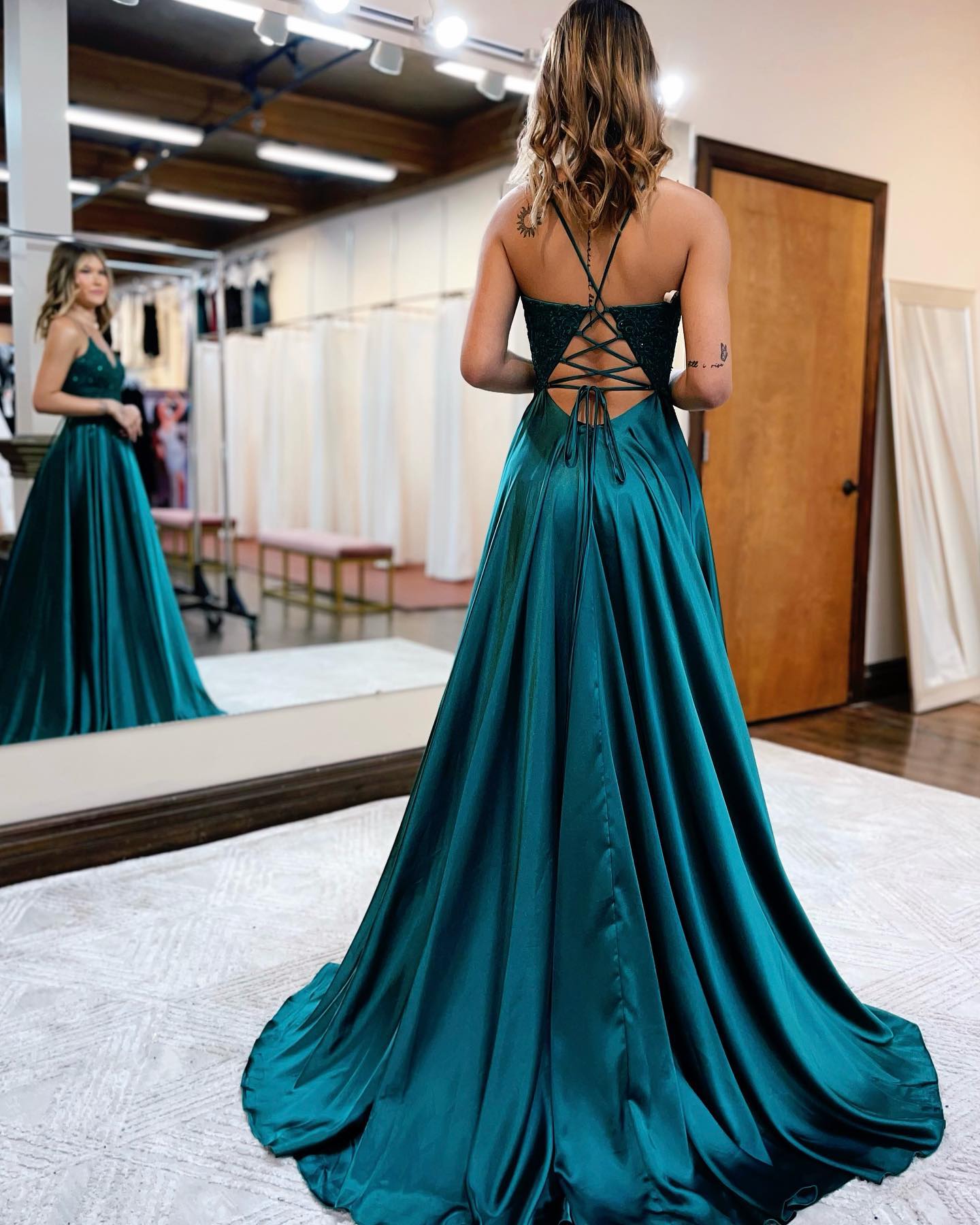 Vestido de fiesta de corte A con tirantes finos, espalda con corsé y abertura.