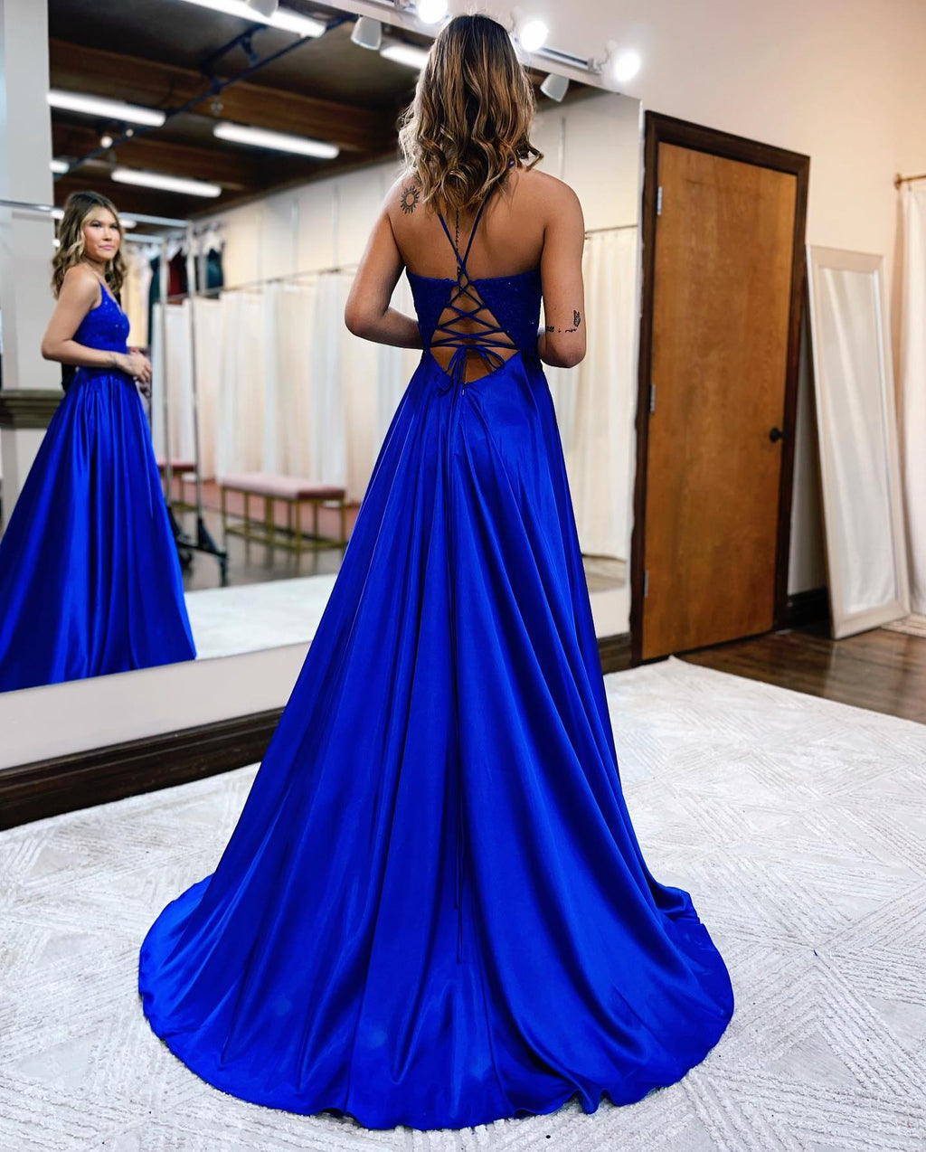 Vestido de fiesta de corte A con tirantes finos, espalda con corsé y abertura.