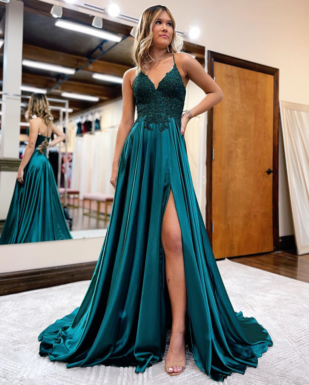 Vestido de fiesta de corte A con tirantes finos, espalda con corsé y abertura.