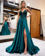 Vestido de fiesta de corte A con tirantes finos, espalda con corsé y abertura.
