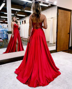 Vestido de fiesta de corte A con tirantes finos, espalda con corsé y abertura.