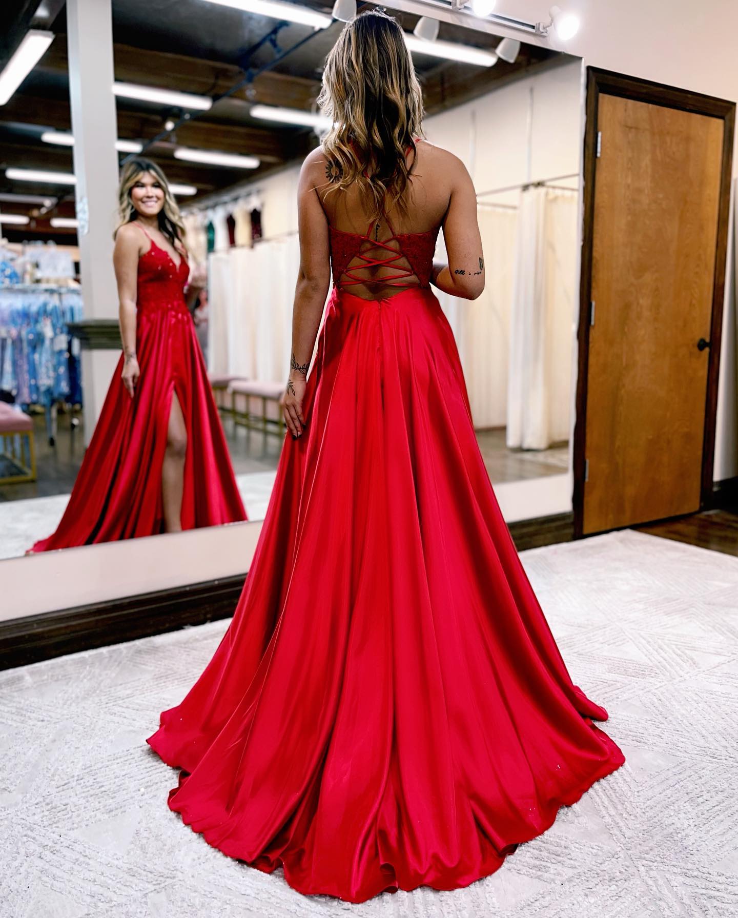Vestido de fiesta de corte A con tirantes finos, espalda con corsé y abertura.