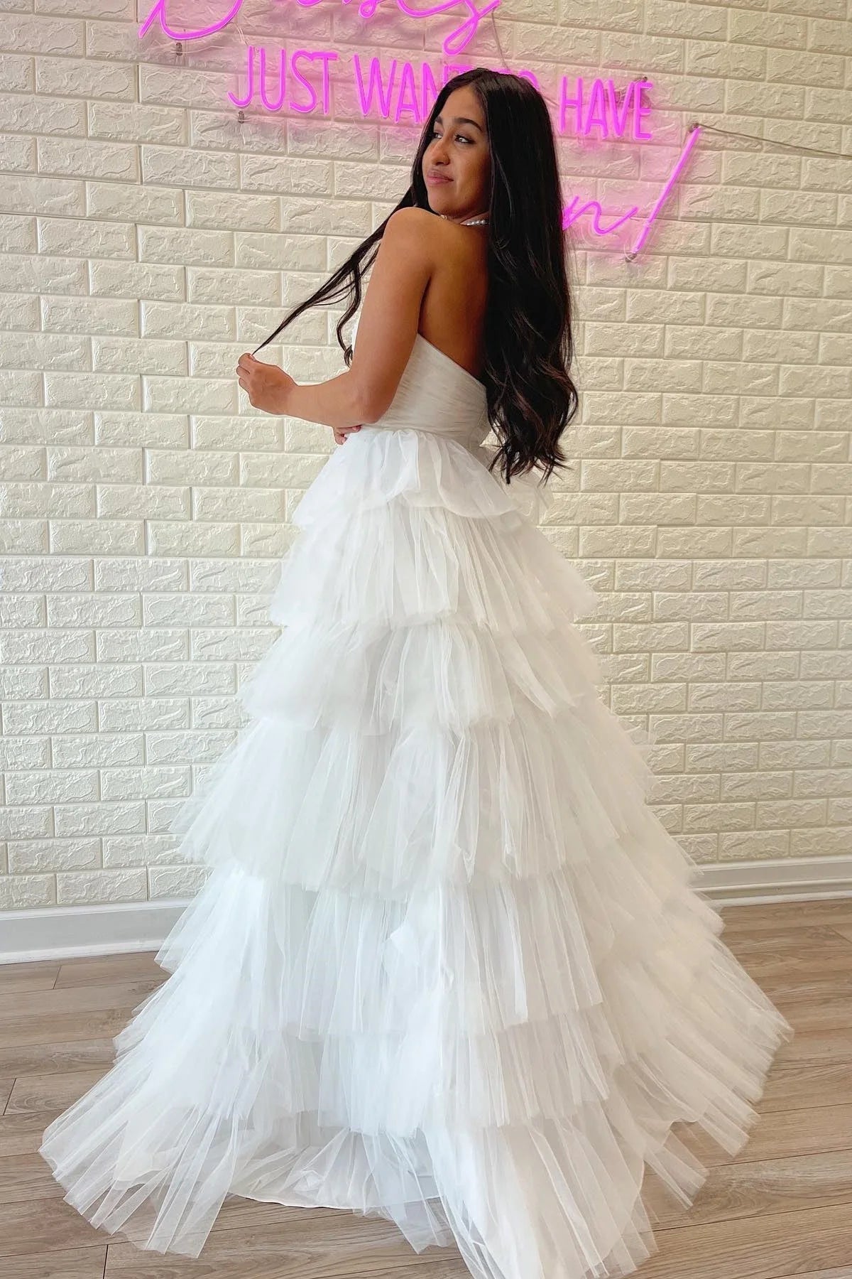 Vestido de graduación de tul multicapa plisado sin tirantes SYP148