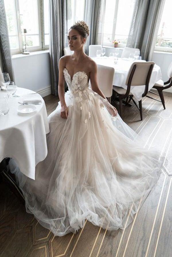 Vestido de novia corte A con escote corazón, flores 3D y pedrería WD585