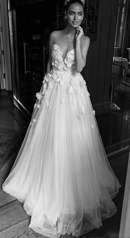 Vestido de novia corte A con escote corazón, flores 3D y pedrería WD585