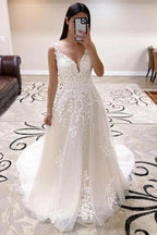 Vestidos de novia de corte A con escote en V, cola de barrido y apliques de encaje WD698