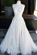 Vestidos de novia de corte A con escote en V, cola de barrido y apliques de encaje WD698