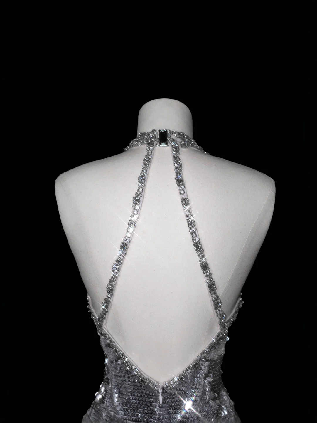 Robe de soirée sirène argentée scintillante à décolleté plongeant en V et dos nu ornée de sequins et de perles (Y8687)