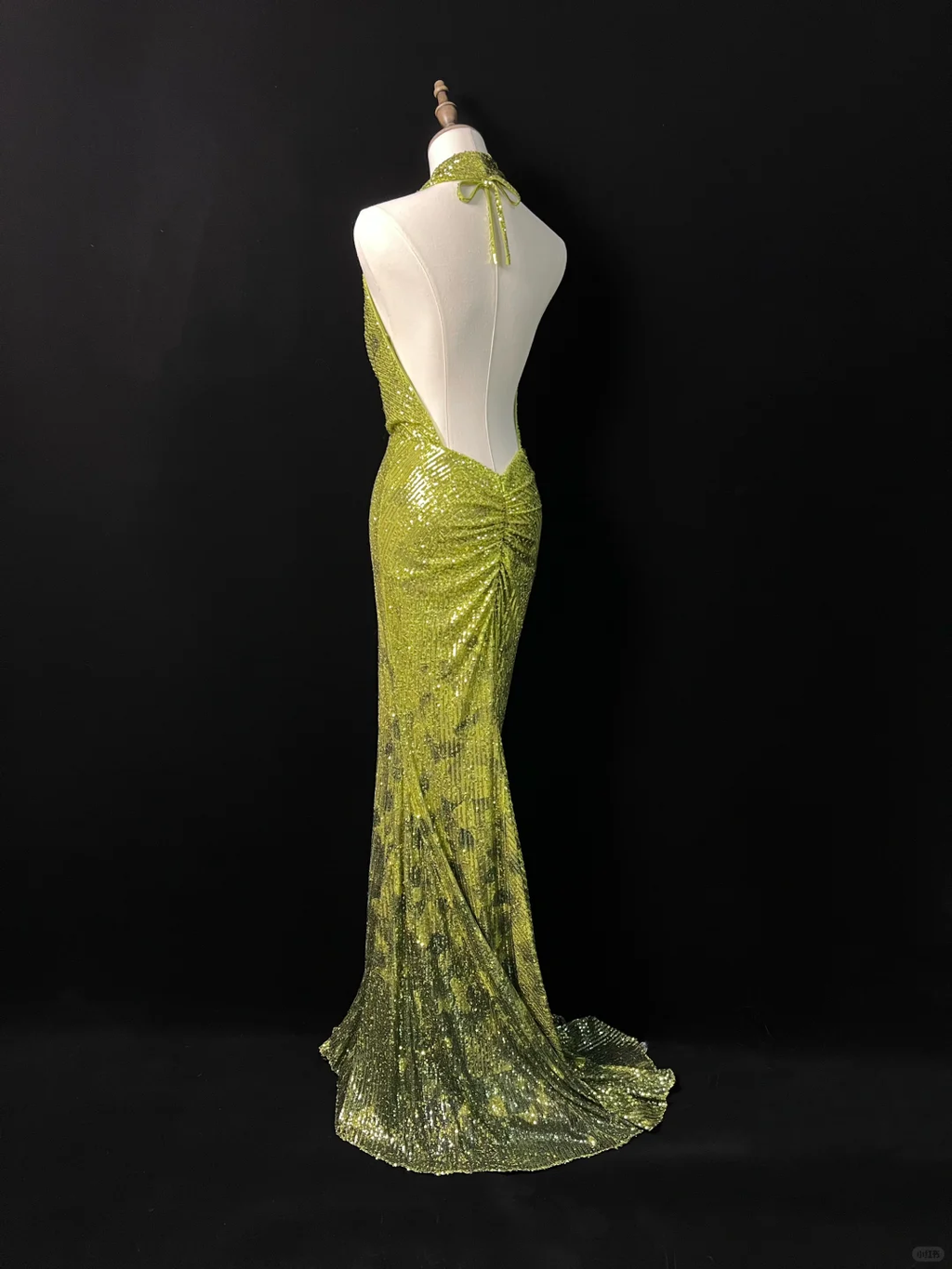 Precioso vestido de fiesta largo de sirena con lentejuelas, escote halter y espalda descubierta, color verde, modelo Y8647