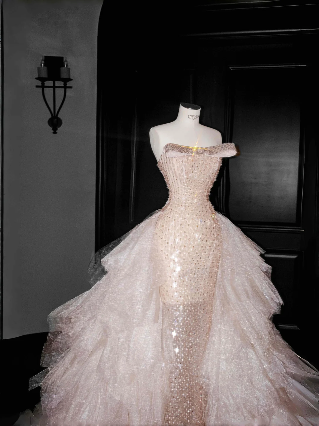 Precioso vestido largo de noche de corte sirena, de tul color champán, con lentejuelas y cuentas, modelo Y8658