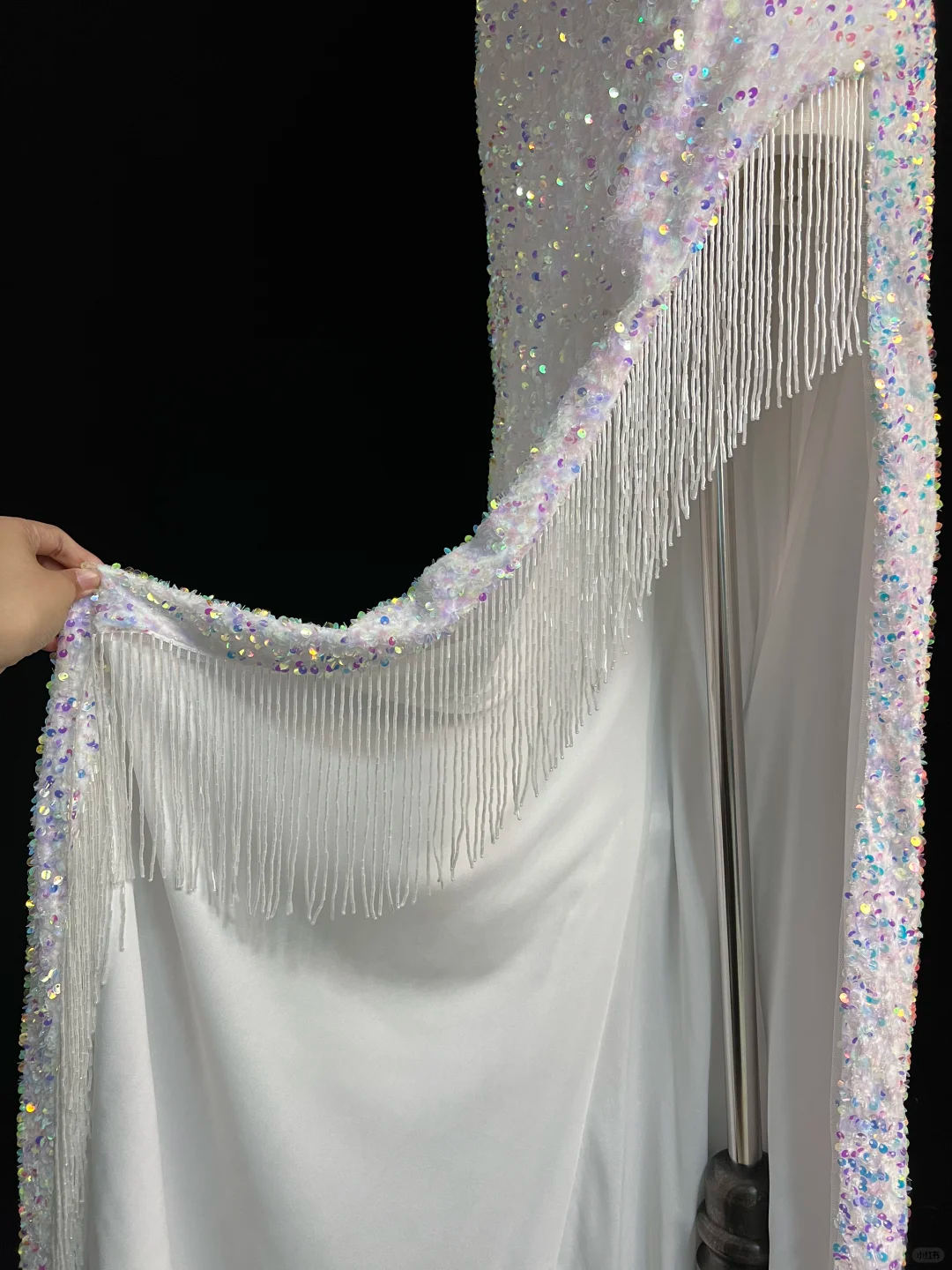 Vestido de fiesta blanco brillante con tirantes finos, lentejuelas, corte sirena, abertura y borlas Y8648