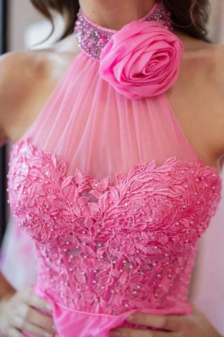 Robe de bal longue rose en dentelle perlée à col halter et coupe trapèze