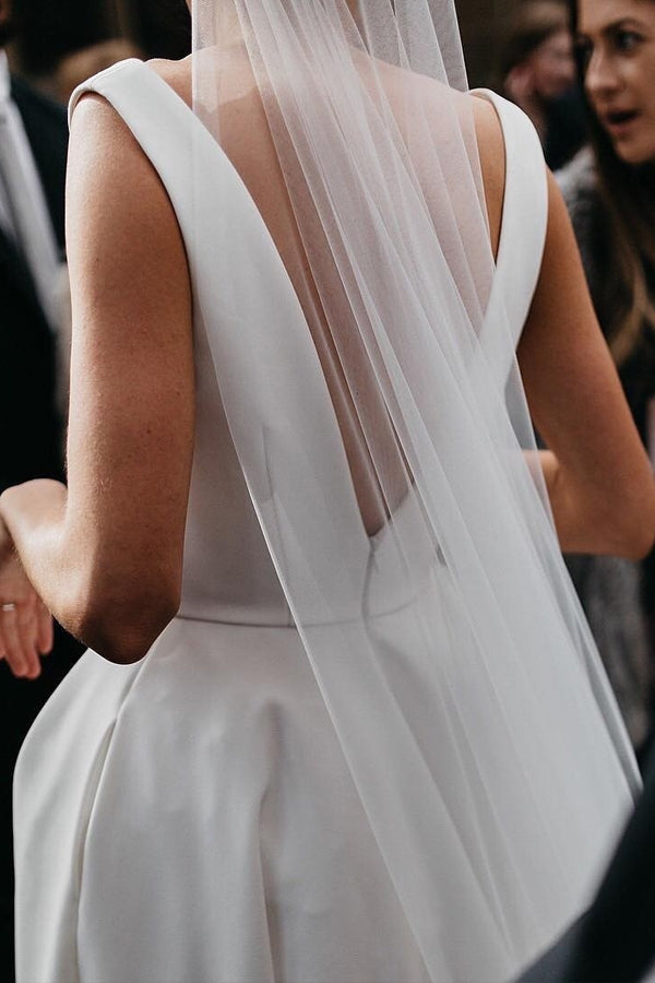 Robe de mariée blanche longue, coupe trapèze, décolleté en V profond et dos nu, modèle WD641