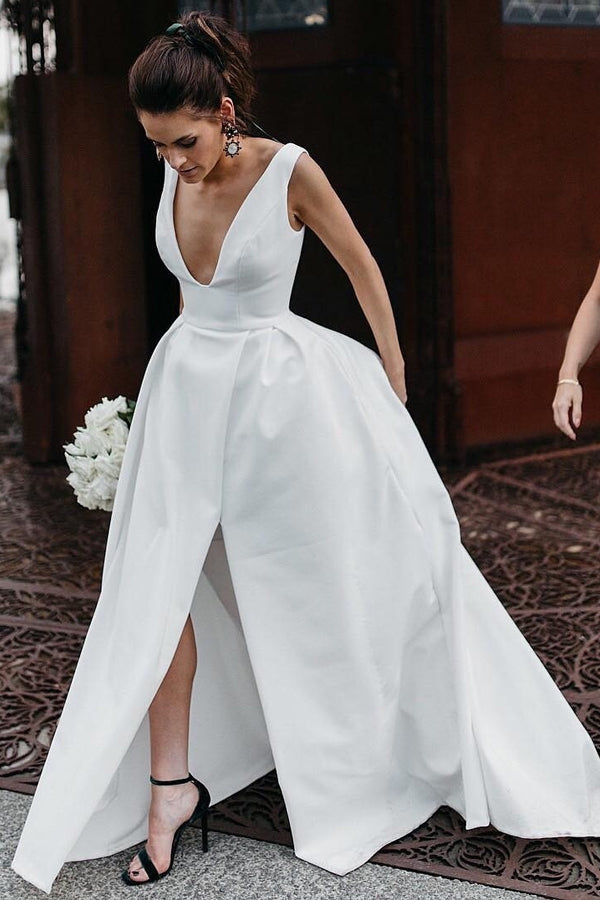 Robe de mariée blanche longue, coupe trapèze, décolleté en V profond et dos nu, modèle WD641