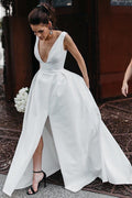 Robe de mariée blanche longue, coupe trapèze, décolleté en V profond et dos nu, modèle WD641