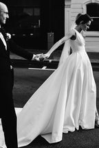 Robe de mariée blanche longue, coupe trapèze, décolleté en V profond et dos nu, modèle WD641