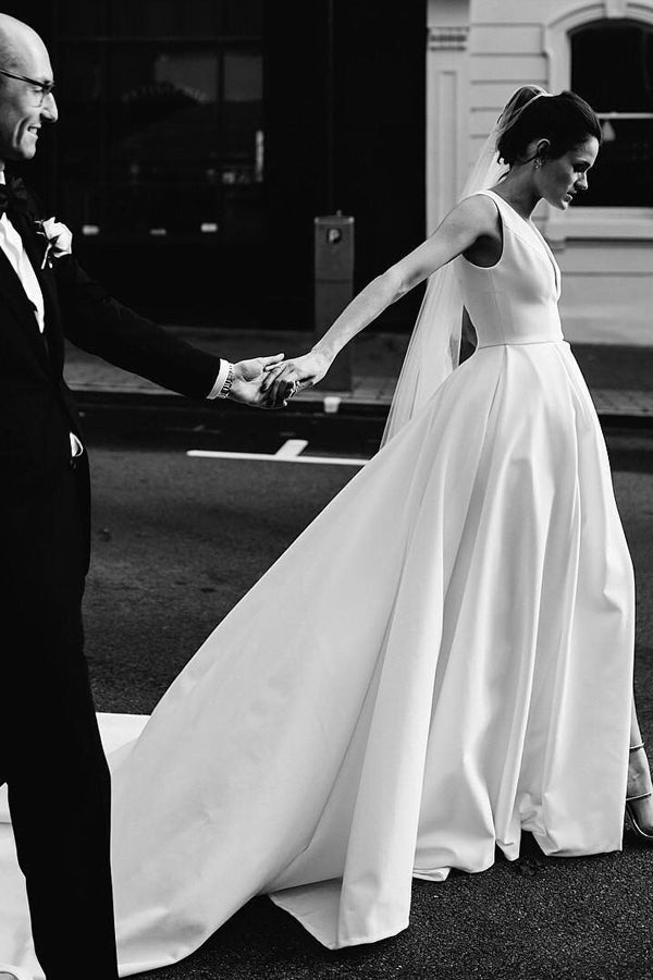 Robe de mariée blanche longue, coupe trapèze, décolleté en V profond et dos nu, modèle WD641