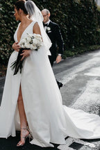 Robe de mariée blanche longue, coupe trapèze, décolleté en V profond et dos nu, modèle WD641