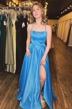 Vestido largo de fiesta azul satinado con escote redondo, tirantes finos, corte en A y abertura.