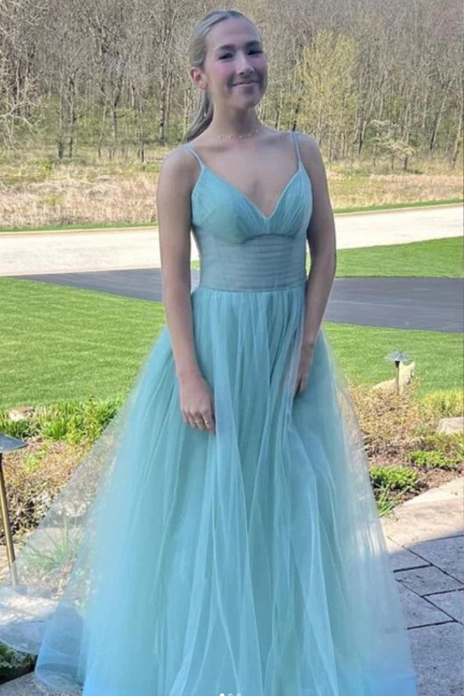 Vestido de fiesta largo de tul rosa fucsia con tirantes finos y corte en A