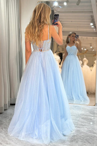 Robe de bal bleue pailletée en tulle à fines bretelles et coupe trapèze