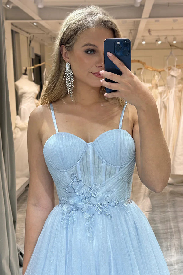Vestido de fiesta azul brillante de tul con tirantes finos y corte en A