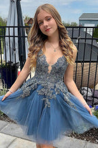 Vestido corto de tul gris azulado con tirantes finos y corte en A para baile de bienvenida PD527