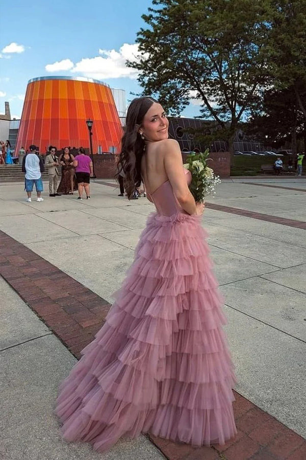 Vestido largo de fiesta rosa palo con escote corazón y capas de tul.