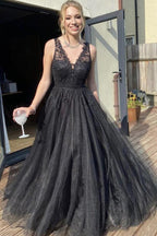 Vestido de fiesta negro de tul con escote en V y corte en A