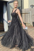 Vestido de fiesta negro de tul con escote en V y corte en A