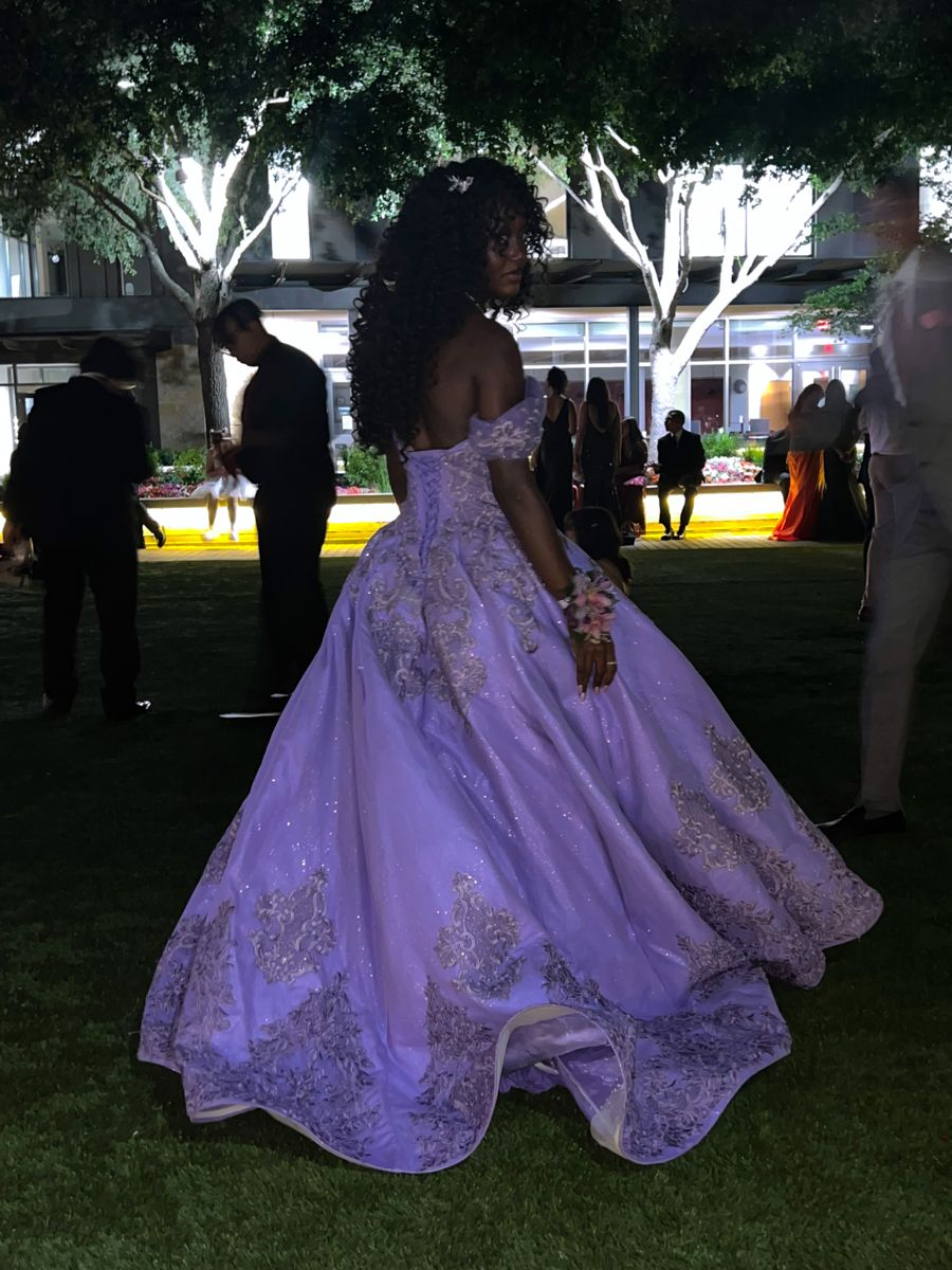 Impresionante vestido de gala morado con hombros descubiertos, ideal para quinceañeras o como vestido de princesa de cumpleaños (Y4799).