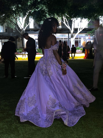 Impresionante vestido de gala morado con hombros descubiertos, ideal para quinceañeras o como vestido de princesa de cumpleaños (Y4799).