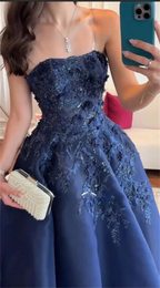 Precioso vestido de fiesta azul marino sin tirantes con apliques, corte en A, modelo Y8274